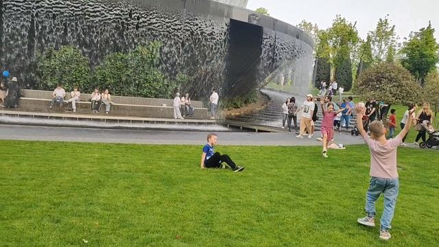 Весной в парке Идём к водопаду. Дети играют у воды. смотреть онлайн