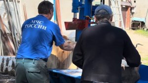 гидравлический вертикальный дровокол.