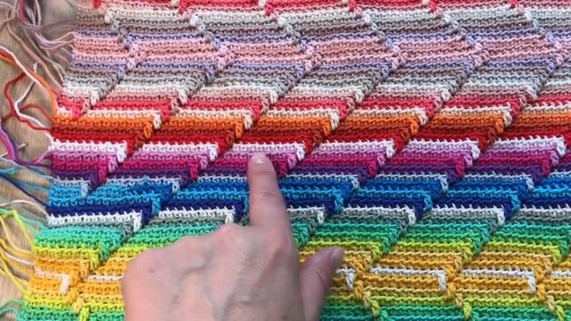 Узор из остатков пряжи для пледа или коврика смотреть онлайн