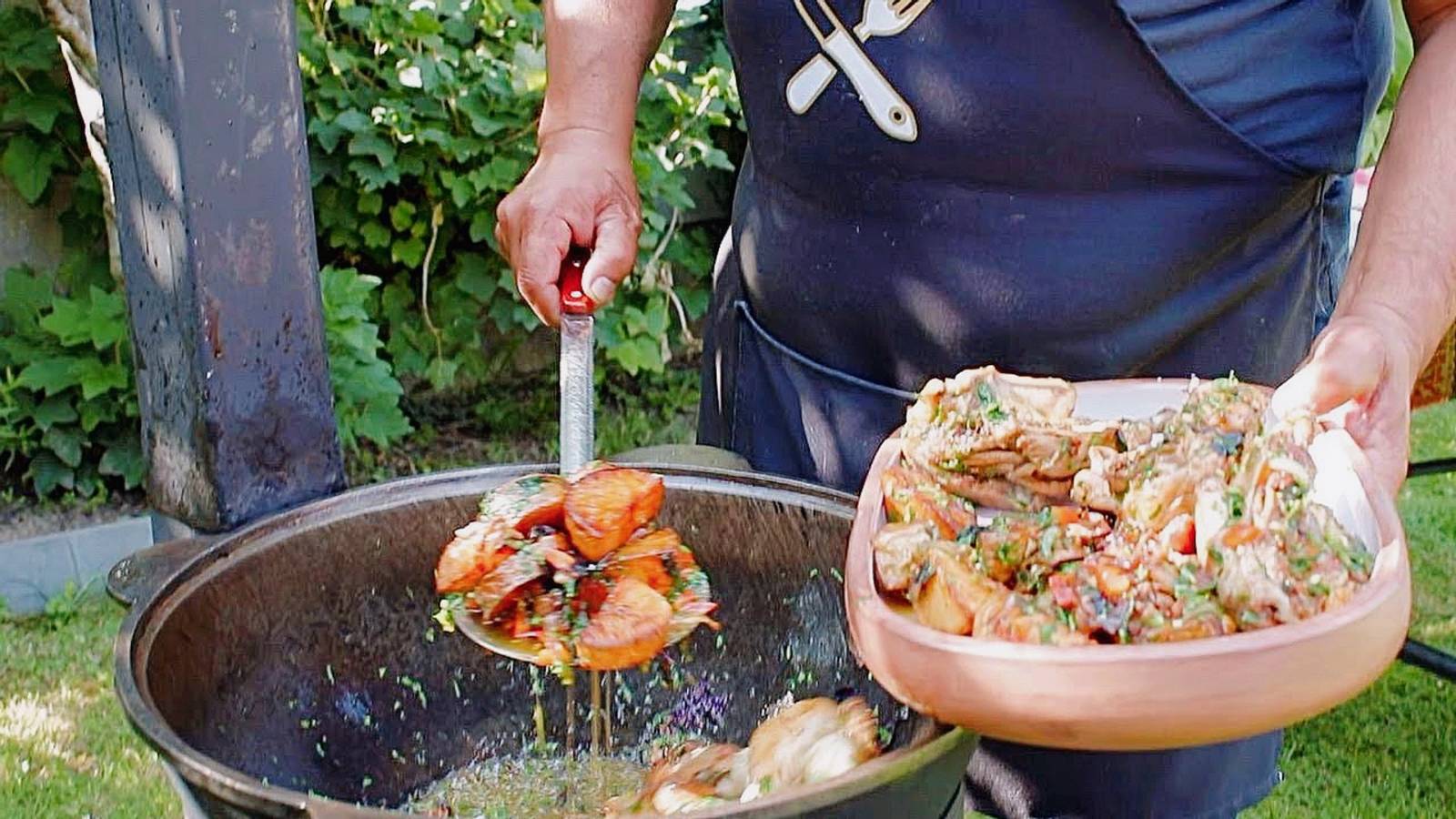 КУРИЦА с КАРТОШКОЙ в казане на костре смотреть онлайн