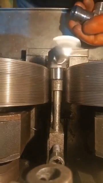 Накатка резьбы #shortsvideo смотреть онлайн