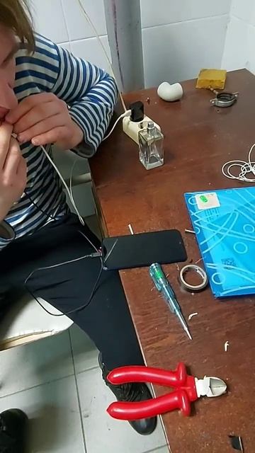 пытается починить зарядное устройство #shorts #зарядноеу смотреть онлайн