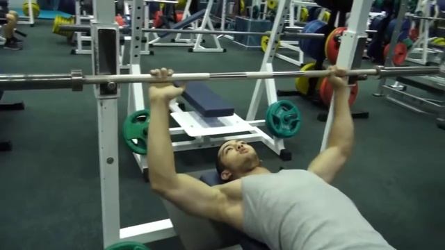 Как качать грудь؟ Жим лежа  Упражнение для грудных мыш