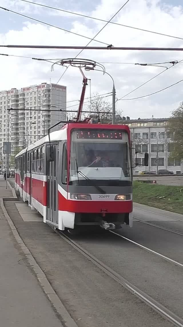Москва. Трамвайный вагон № 30699 модели Tatra KT3R у остановки "Платформа Тульская". смотреть онлайн