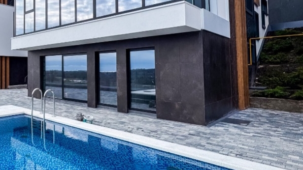 Большой дом в современном стиле, с крутыми видами на горы и море смотреть онлайн