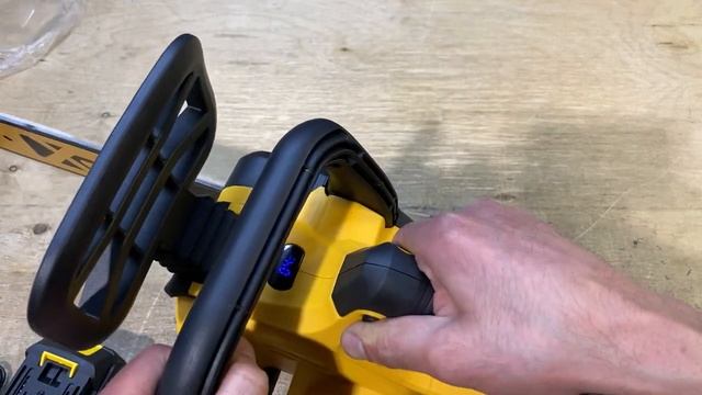 Цепная пила DEWALT 12 дюйма аккумуляторный бесщеточный смотреть онлайн
