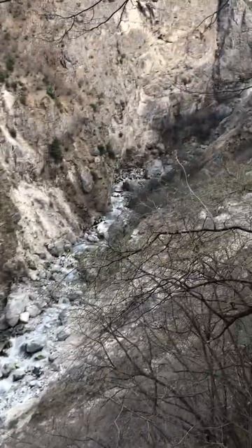 Лестница около водопада в Кобани смотреть онлайн