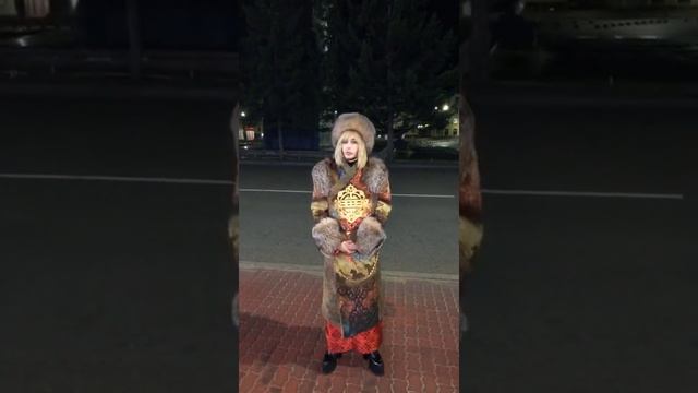 Бурятия Улан-Удэ площадь в национальной одежде - Серге