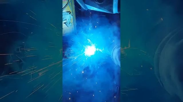 Как сварить болты и увидеть вселенную #сварка #сварщик смотреть онлайн