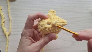 Вязаная несложная уточка крючком из плюшевой пряжи✨cr