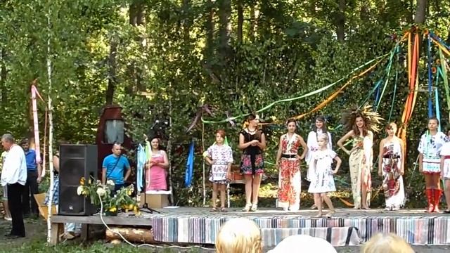 Подиум в лесу