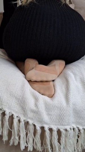 Потеряла туфельки 👠 #ножки#туфли#чулки#чулочки#колготки#мода#стиль#топ#красиво#шортс#шпильки#стопы