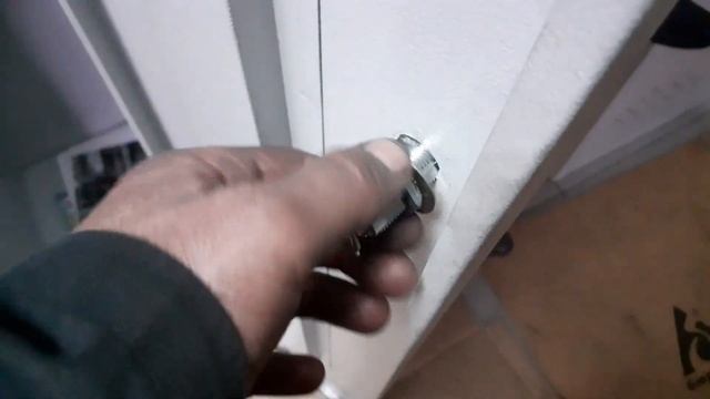 Как установить замок в металлическом шкафчике?