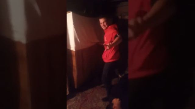 2 бухих идиота ломают шкаф!!! смотреть онлайн