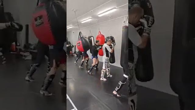 Тайский бокс ! Работа на мешках!