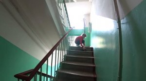 Китайская пружинка с Авроры прыгает по лестнице - один