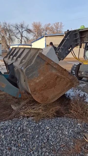 Фронтальный погрузчик. Минипогрузчик #трактора #арен? смотреть онлайн