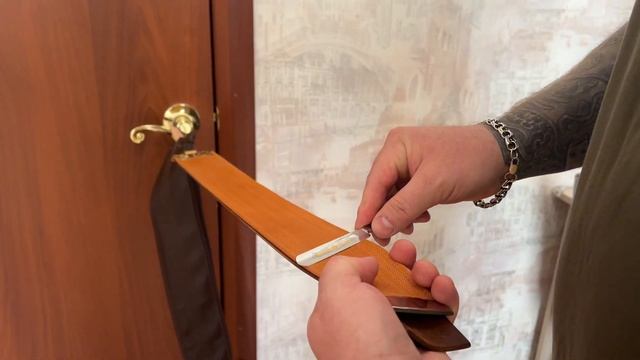 Как править опасную бритву на ремне и стропе смотреть онлайн