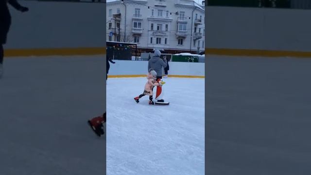 Лизуня учится кататься. Пингвин помогает)) смотреть онлайн