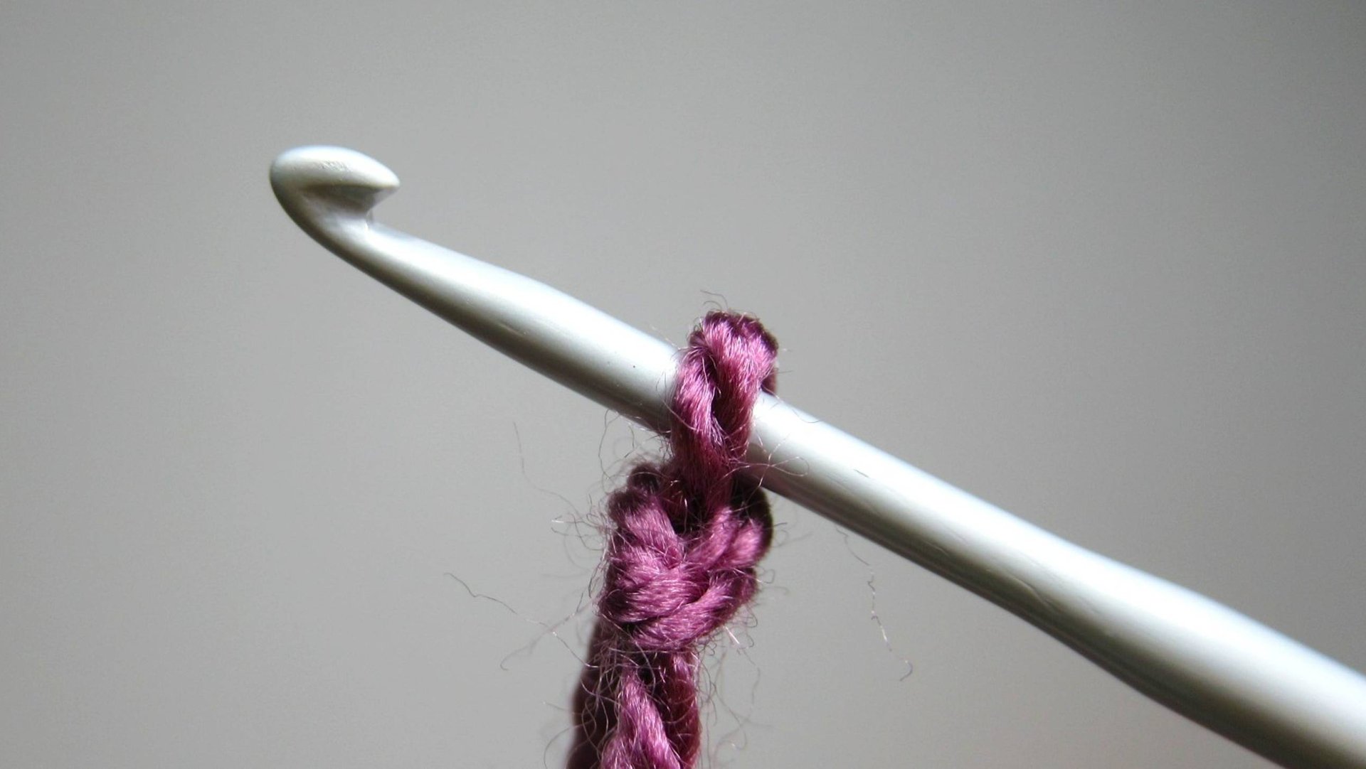 Как вязать первую петлю крючком смотреть онлайн