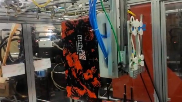 Робот с технологией IML - вплавление этикетки