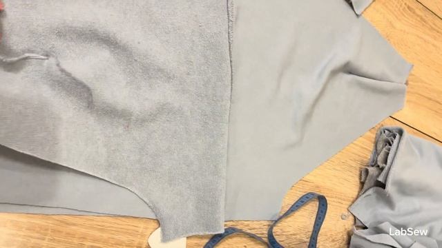 Сшила худи из кусочков футера серо-голубого цвета с ка смотреть онлайн