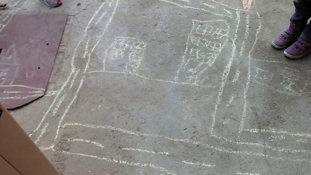 Рисуем во дворе. / Drawing in the yard. смотреть онлайн