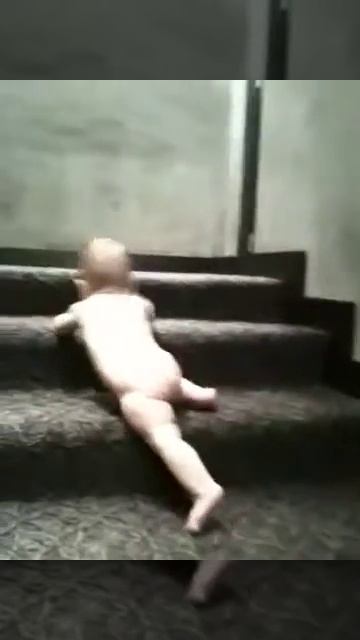 Шура поднимается по лестнице