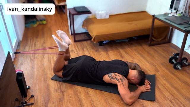 Домашний тренинг. Сгибание голени лежа с эспандером