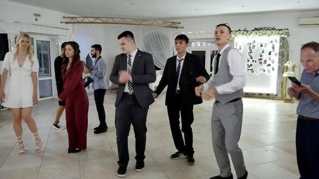 Открываю двери без ключа...ча-ча-ча-ча-ча...