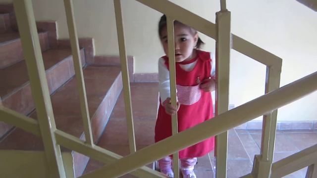 Инжу поднимается по лестнице. смотреть онлайн