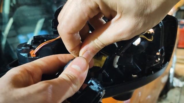 Замена повторителя указателя поворотов в зеркалах Nissa