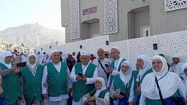 Хожиларимиз Арафот тоғи олдида смотреть онлайн