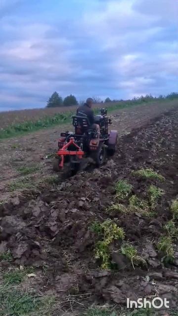 Саморобний мінітрактор в роботі з плугом.#мінітрактор смотреть онлайн
