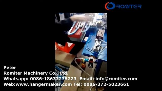 Пластиковая флокированная вешалка с металлическим кр