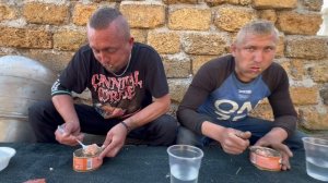 Кто быстрее съест сосиски картошка тушёнка получит 1000 рублей