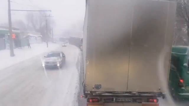 Снегоуборочная техника в Днепре остановилась в пробк? смотреть онлайн