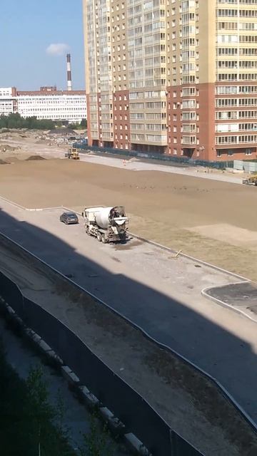 Промывает автобетоносмеситель #Shorts #бетономешалка #бе смотреть онлайн