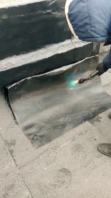 Наплавляемая кровля. Греем 2-й слой. Сильный ветер. смотреть онлайн