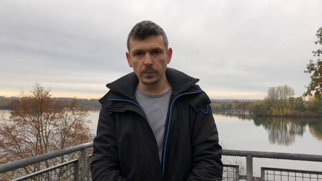 Голый на скале