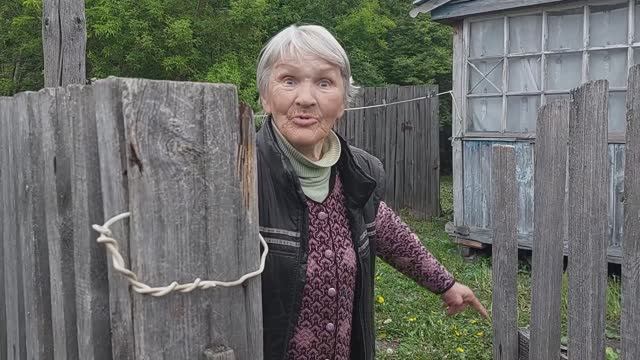 Привезла тете Вале корм для кошек и собак! смотреть онлайн