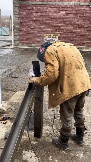 Меняем кусок ливневой трубы #сантимшва #welder #сварщикив смотреть онлайн