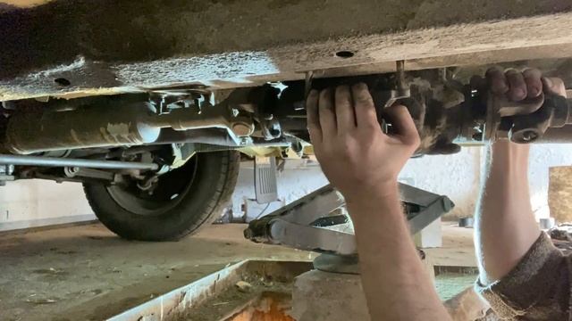 Замена картриджа опоры (подушки) раздатки и КПП на Нив?