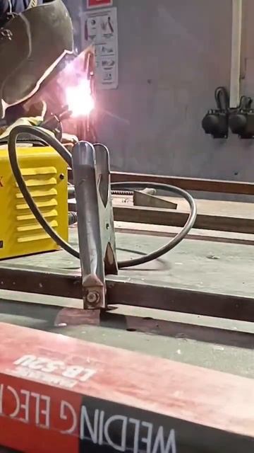 Тестирую электроды😉 #welding #полуавтомат #сварка #ручна? смотреть онлайн