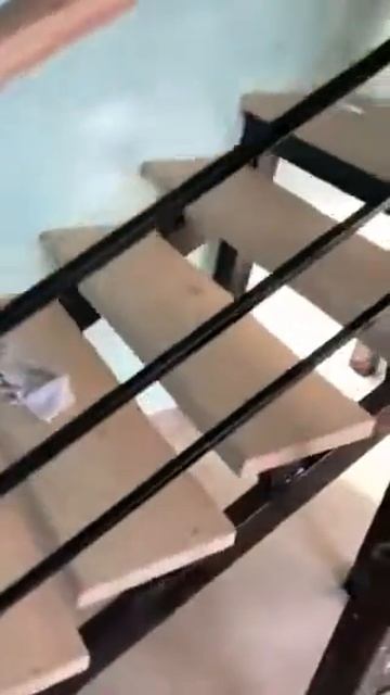 Лестница на второй этаж в доме с площадкой. смотреть онлайн