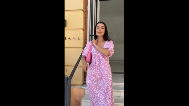 Подовжена батистова літня сукня широкого крою в квітк