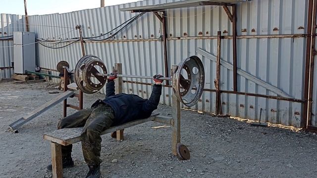 Штанга. Жим лежа без отрыва от производства.