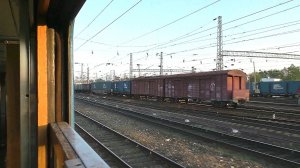 Поездка на монгольском поезде летом - вид назад из открытого окна | Железная дорога в Сибири