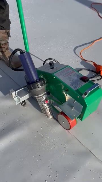 Сварка кровельной мембраны китайским аппаратом TOP2000D смотреть онлайн