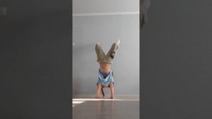 Тутор на стойку на руках         Япиии я научилась стоять